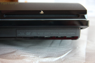 Illustration for article titled PlayStation 3 Slim: The Unboxing, The Up-Close Examination